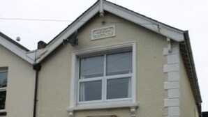 A two-story building with a gabled roof and a small dormer window. - 2 bedroomed cottage in Hythe, Kent, close to amenities and beach. Dogs welcome. (Hythe)