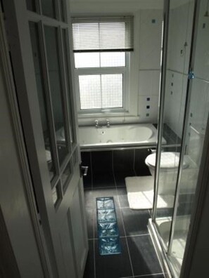 Dusche, Handtücher, Seife, Toilettenpapier