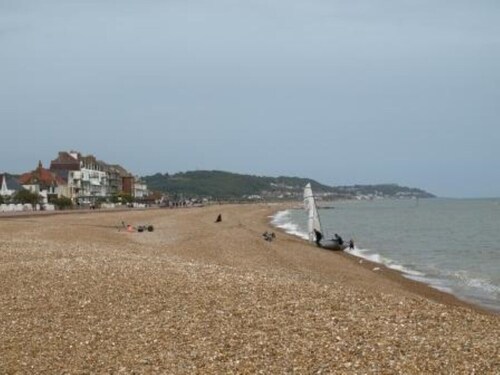 2 bedroomed cottage in Hythe, Kent, close to amenities and beach. Dogs welcome.