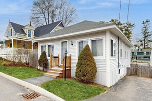 Exterior - Dog-friendly cottage with deck & porch - walk to the beach, pier & town (Old Orchard Beach)