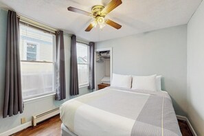 2 bedrooms, Internet, bed sheets - Dog-friendly cottage with deck & porch - walk to the beach, pier & town (Old Orchard Beach)