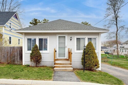 Dog-friendly cottage with deck & porch - walk to the beach, pier & town