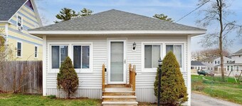 Dog-friendly cottage with deck & porch - walk to the beach, pier & town