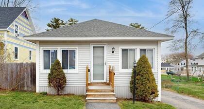 Dog-friendly cottage with deck & porch - walk to the beach, pier & town