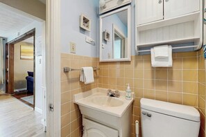 Hair dryer, towels - Dog-friendly cottage with deck & porch - walk to the beach, pier & town (Old Orchard Beach)