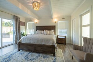 5 bedrooms, in-room safe, desk, iron/ironing board - Renovated 5B4B Luxury home @Fremont with King Suite (Fremont)
