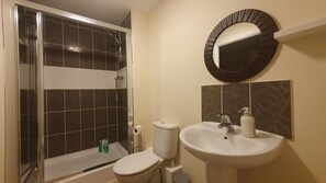 Haartrockner, Handtücher, Seife, Shampoo
