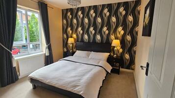 3 bedrooms, desk, iron/ironing board, travel crib