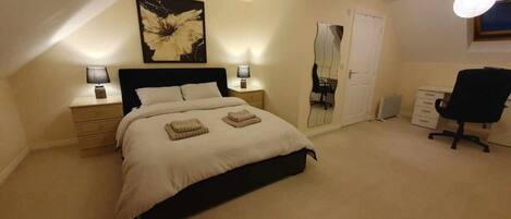 3 Schlafzimmer, Schreibtisch, Bügeleisen/Bügelbrett, Reisekinderbett