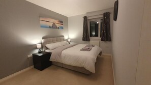 3 habitaciones, escritorio y tabla de planchar con plancha 