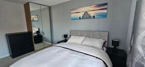 3 habitaciones, escritorio y tabla de planchar con plancha 