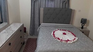 2 habitaciones, tabla de planchar con plancha, wifi y ropa de cama