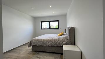 3 slaapkamers, een strijkplank/strijkijzer, gratis wifi, beddengoed