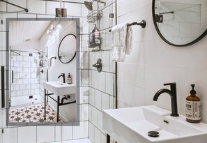 Dusche, Haartrockner, Handtücher, Seife