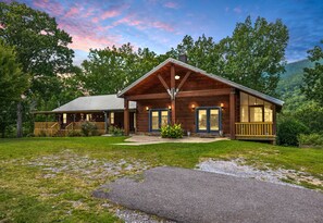 Exterior - Family-Friendly Lodge: Rustic Charm, Near Chattanooga! (Flinstone)