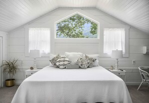 5 bedrooms, iron/ironing board, WiFi, bed sheets - Family-Friendly Lodge: Rustic Charm, Near Chattanooga! (Flinstone)