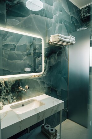 Apartamento superluxo, 2 quartos, cozinha, no piso térreo | Banheiro | Chuveiro, chuveiro com efeito de chuva, produtos de toalete grátis 