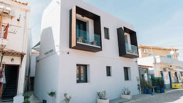 Family Apartment, 2 Bedrooms, Kitchen, Ground Floor | Egyptian cotton sheets, premium bedding, memory-foam beds