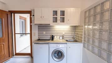 Standard Studio | Private kitchen | Mini-fridge, oven, stovetop, espresso maker