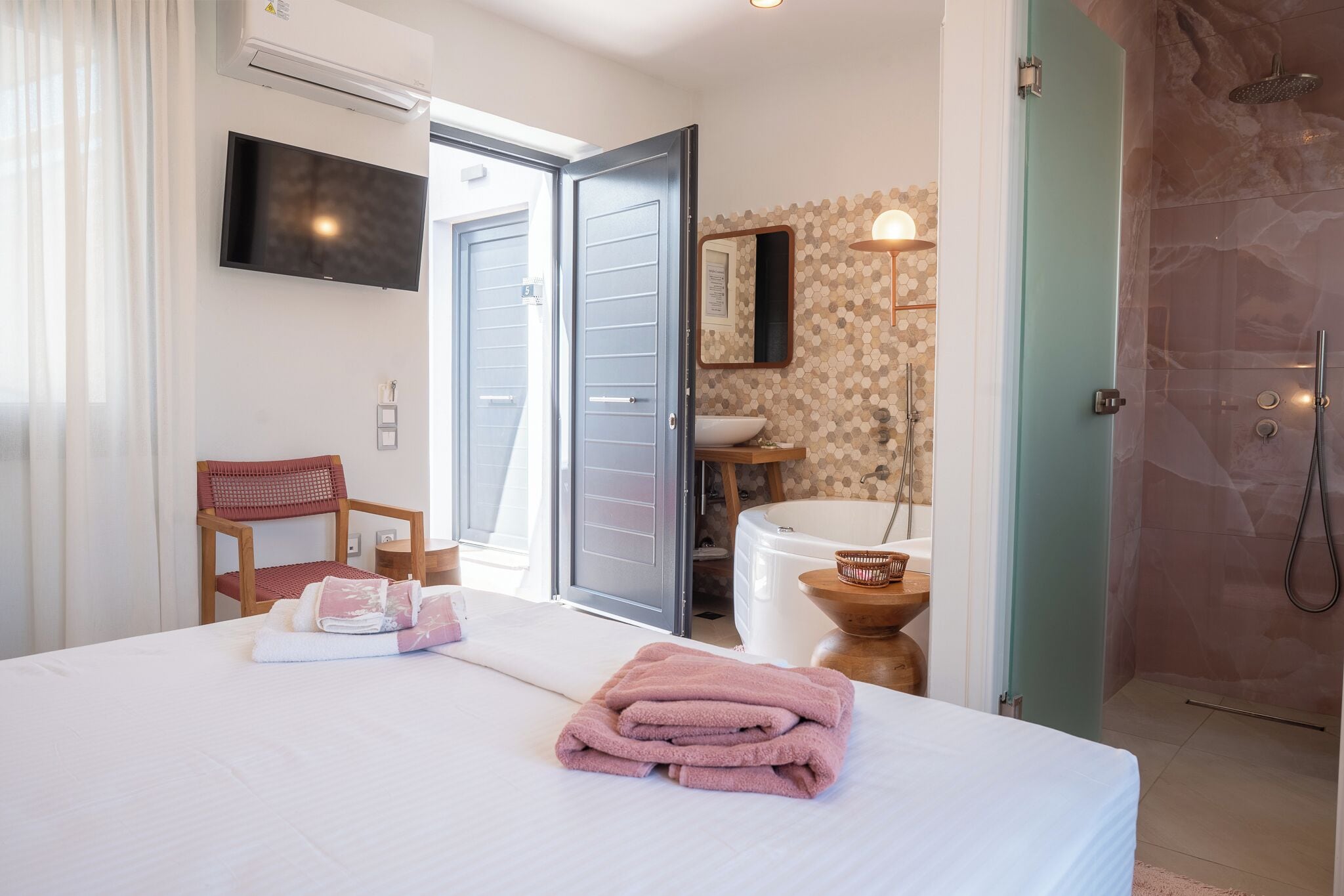 Honeymoon Studio Suite, Jetted Tub, Mountain View | Egyptian cotton sheets, premium bedding, memory foam beds