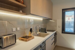 Luxury Apartment, 2 Bedrooms, Kitchen, Ground Floor | Private kitchen