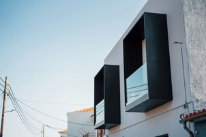 Un edificio moderno con ventanas grandes y fachada blanca.