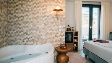 Honeymoon Studio Suite, Jetted Tub, Mountain View | Private spa tub