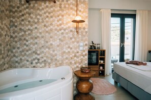 Honeymoon Studio Suite, Jetted Tub, Mountain View | Private spa tub