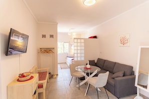 Familien-Dreibettzimmer, Mehrere Betten, Küche, Meerblick | Wohnbereich