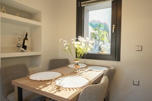 Departamento de lujo, 2 habitaciones, cocina, planta baja | Comedor