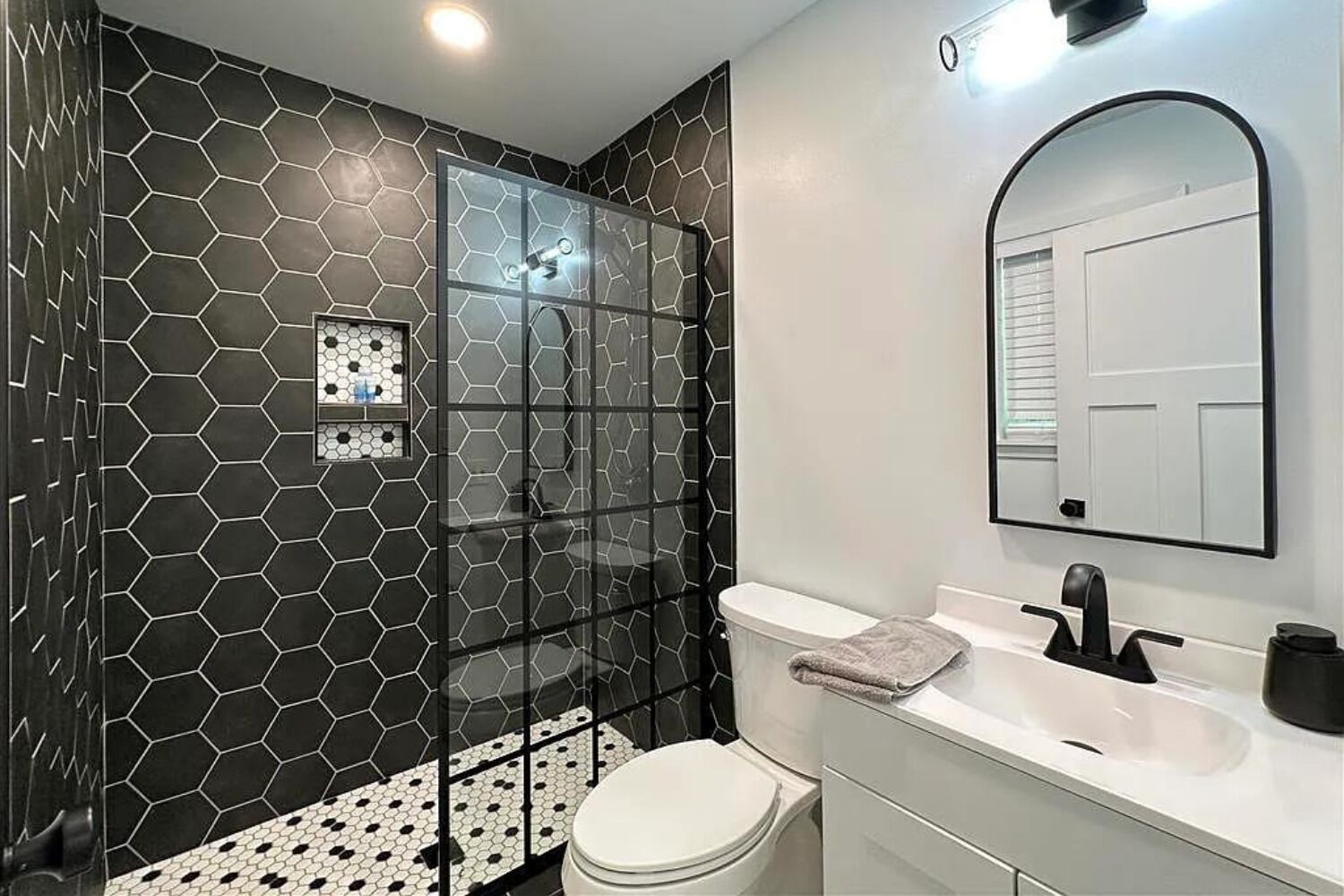 Regadera, secadora de cabello, toallas, jabón 