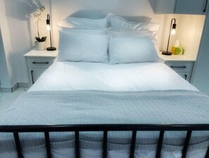 1 bedroom - Studio13 New! Pool Braai Parking WiFi & Kitchen (Durban North)