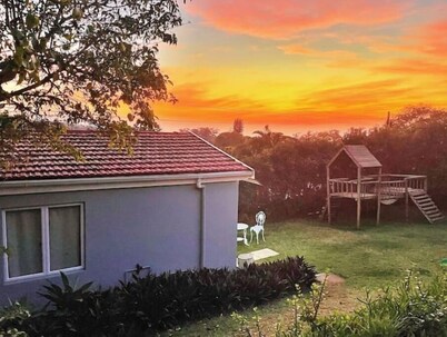 Studio13 New! Pool Braai Parking WiFi & Kitchen