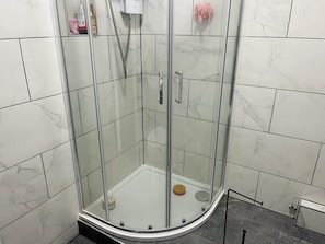 Leilighet | Bad | Dusj og håndklær