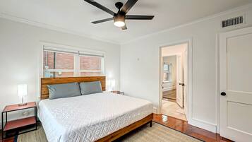 2 soverom, skrivebord, strykejern/-brett og reiseseng for barn