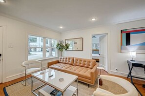 Smart TV, table tennis, computer monitors - 1709 Maryland 2KING/1BA Bottom Apt Duplex Pets Ok!
10 FURNISED APARTMENTS ONSITE (Houston)