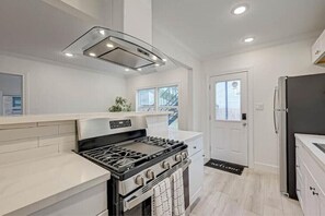 Fridge, microwave, oven, stovetop - 1709 Maryland 2KING/1BA Bottom Apt Duplex Pets Ok!
10 FURNISED APARTMENTS ONSITE (Houston)