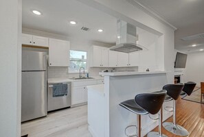 Fridge, microwave, oven, stovetop - 1711 Maryland 2KING/1BA Top Apt Duplex Pets Ok!
10 Furnished Apartments on site. (Houston)