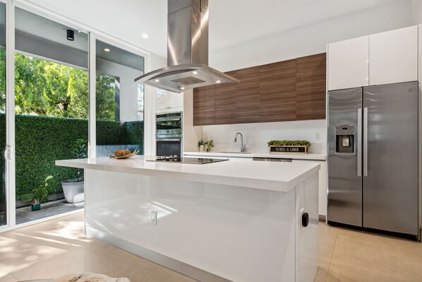 Réfrigérateur, micro-ondes, four, plaque de cuisson