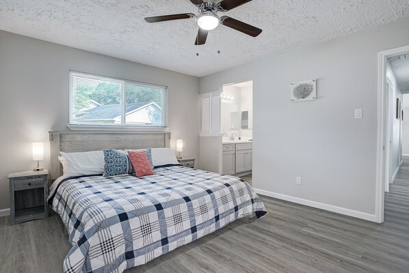 3 habitaciones, escritorio, tabla de planchar con plancha y wifi gratis 