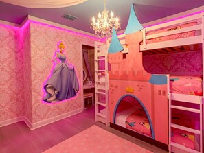 6 bedrooms, desk, travel crib, WiFi