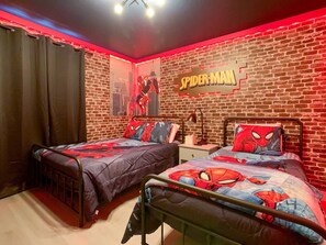 6 bedrooms, desk, travel crib, WiFi