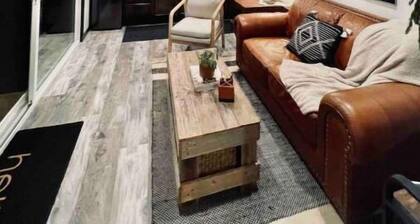 Peaceful new Tiny Home on farm, steps to wineries!