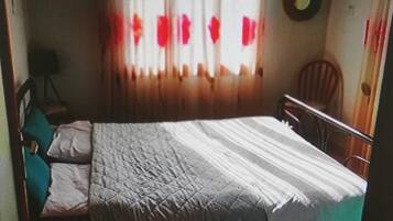 2 slaapkamers, een strijkplank/strijkijzer, beddengoed