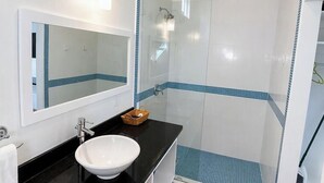 Een douche, een haardroger, handdoeken, zeep