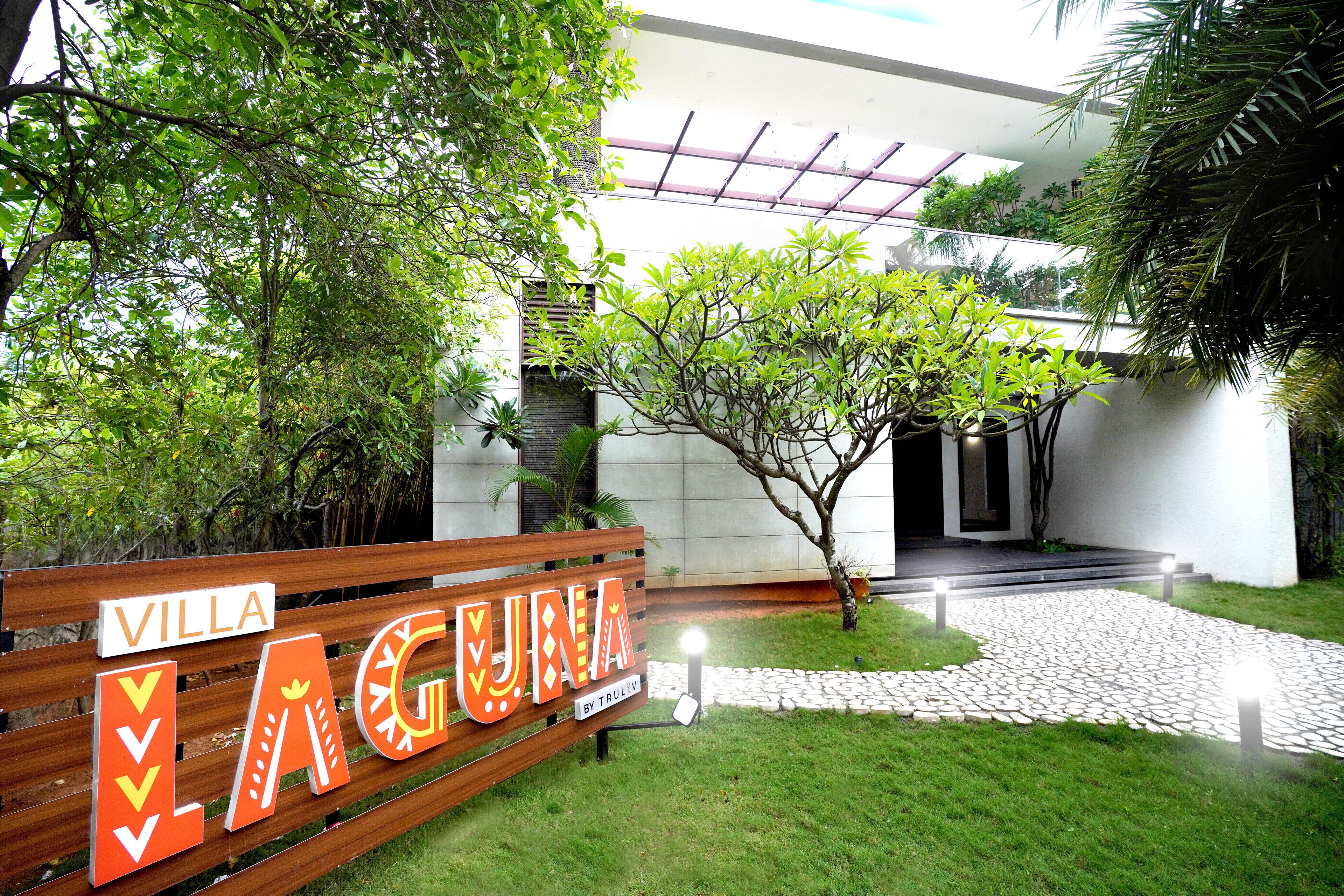 Vista frontal de la propiedad