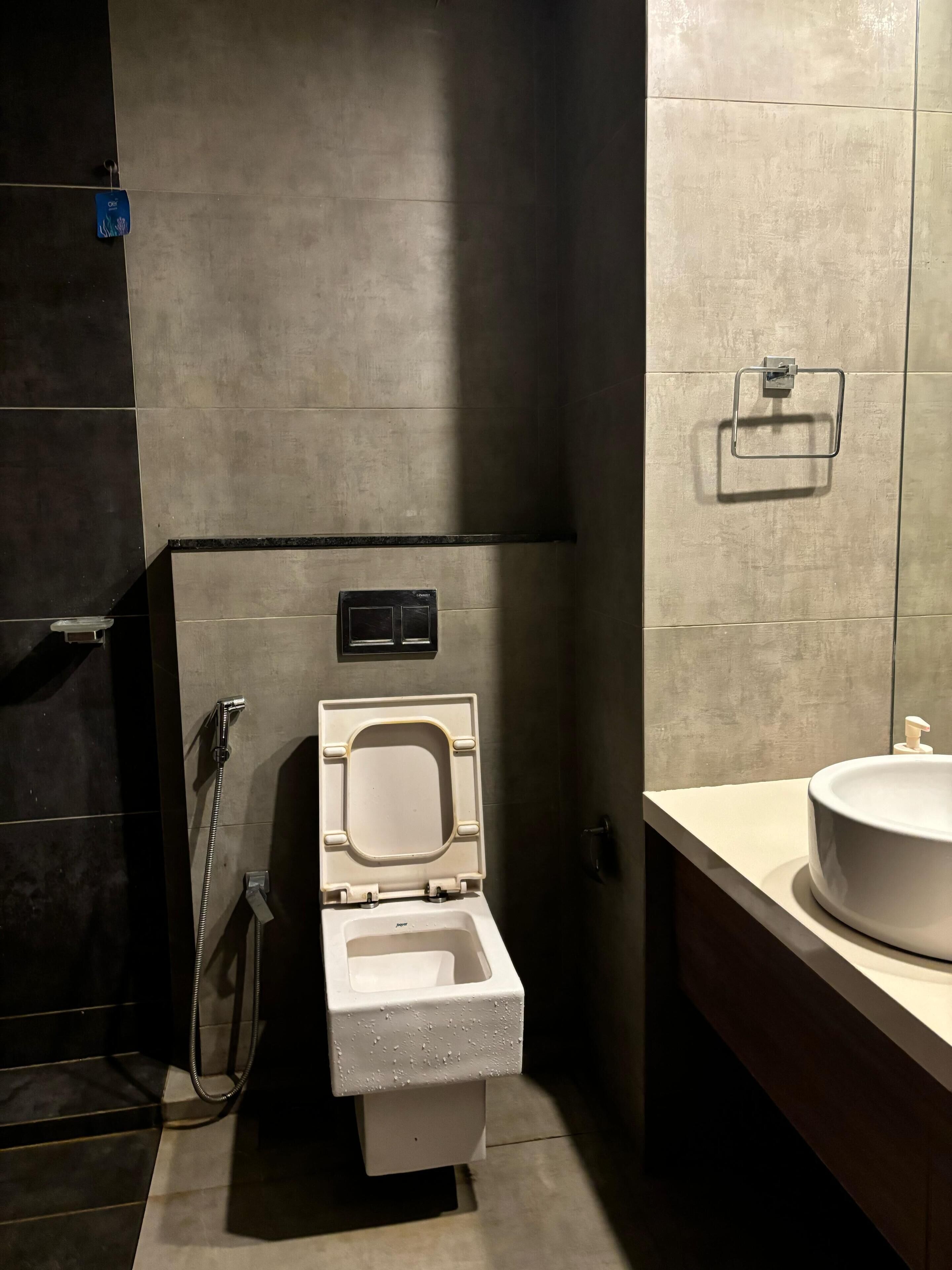 Un baño moderno con inodoro, lavabo y ducha.