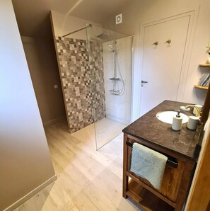 Douche, articles de toilette écologiques, sèche-cheveux