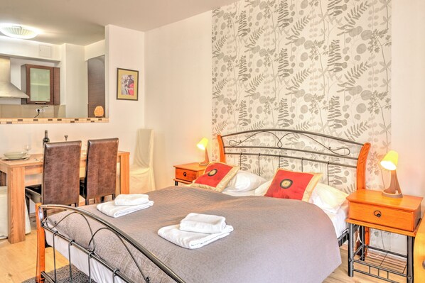 1 slaapkamer, een strijkplank/strijkijzer, wifi, beddengoed