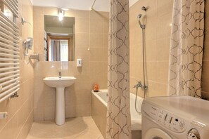 Een haardroger, handdoeken, zeep, toiletpapier